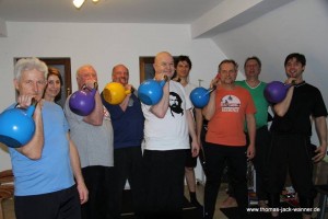 Kursteilnehmer Power mit Kettlebells